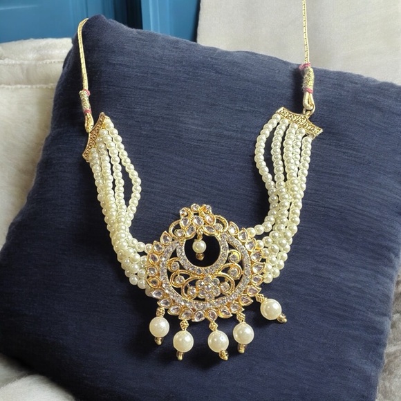 Jewelry - Ornate Cream and Gold Filigree Necklace